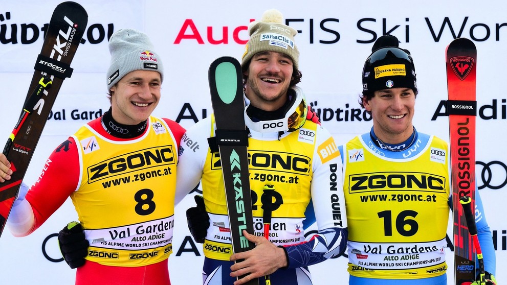 Stupně vítězů: zleva druhý Marco Odermatt, vítěz Jan Zabystřan a třetí Giovanni Franzoni