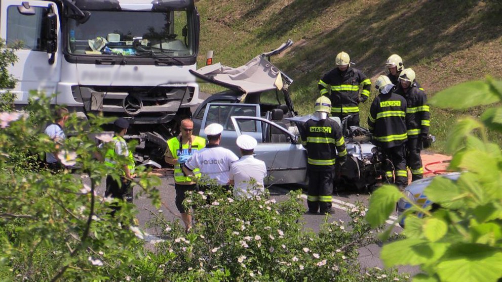 Tragická dopravní nehoda osobního auta kamionu a dodávky na Mělnicku - 3