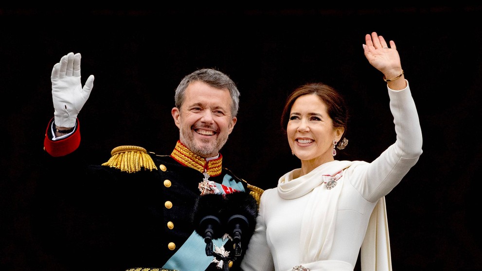 Král Bedřich X., před korunovací známý jako princ Frederik s královnou Mary, 14. 1. 2024