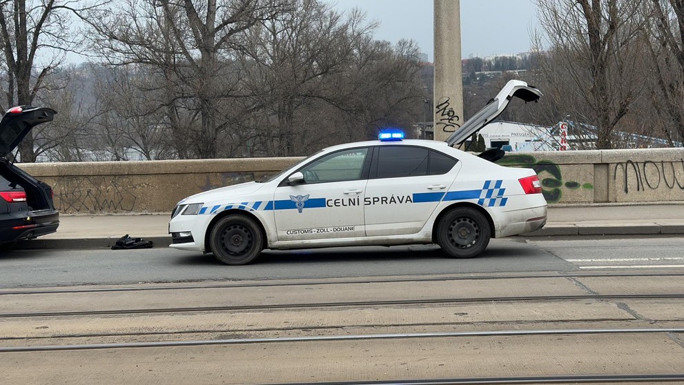 Policejní zásah na pražském Libeňském mostě (1)