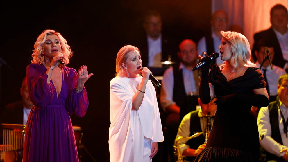 Zleva Leona Machálková, Bára Basiková a Tereza Černochová, 1. 11. 2023