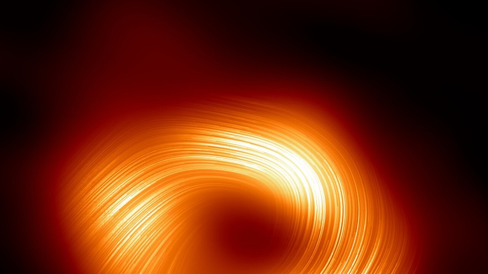 Silná a organizovaná magnetická pole spirálovitě se šířící od okraje supermasivní černé díry Sagittarius A*