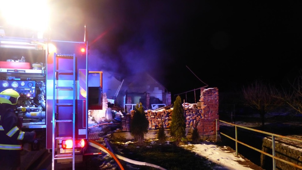 Požár domu v obci Staré Hvězdlice na Vyškovsku (3)