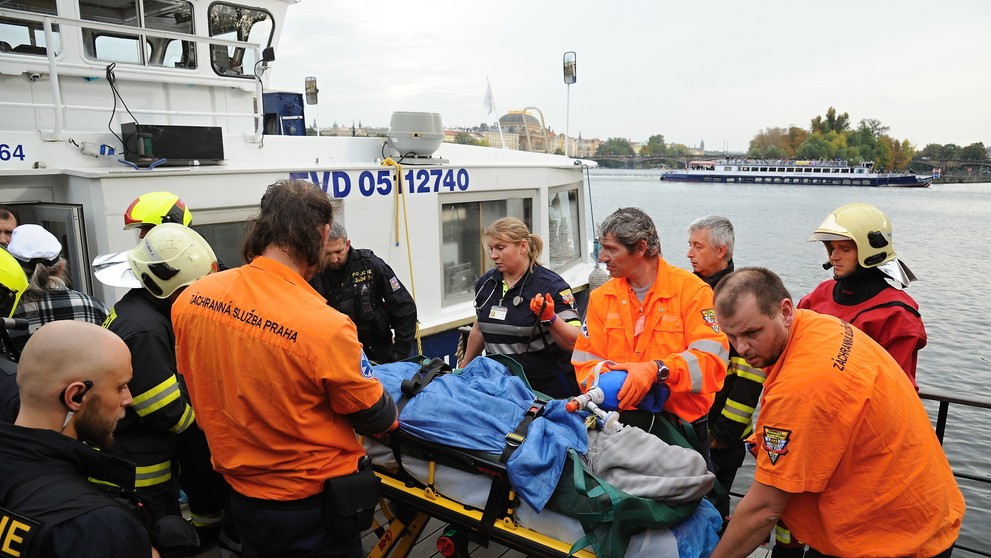 Muž spadl z Karlova mostu do Vltavy - 2