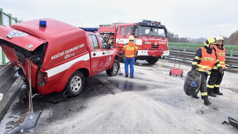 Hasiči zastavili u nehody, zezadu do nich narazilo další auto - 2