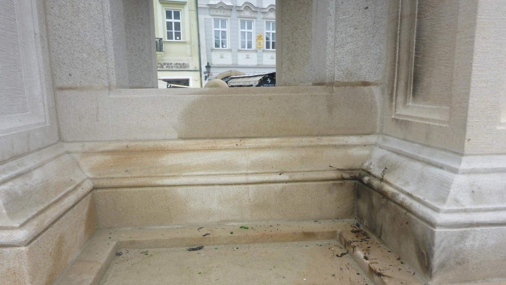Žhářský útok na Mariánský sloup - 1