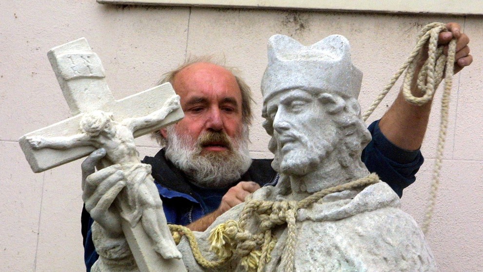 Sochař Ivan Tlášek instaluje opravenou sochu sv. Jana Nepomuckého na českobudějovickém Senovážném náměstí. (29. 11. 2004)