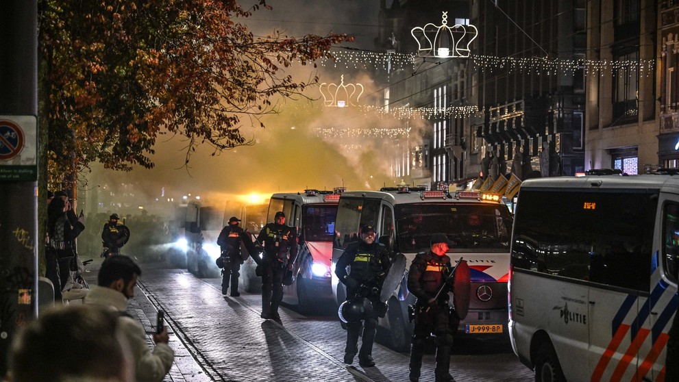 Izraelští fotbaloví fanoušci čelili sérii útoků v centru Amsterdamu (2)