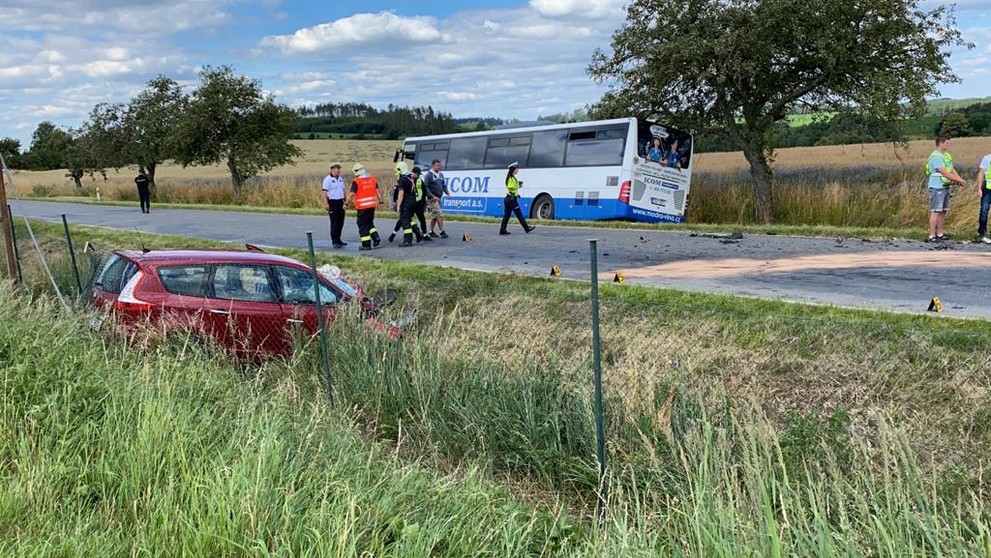 Srážka autobusu s osobákem u Divišova - 2