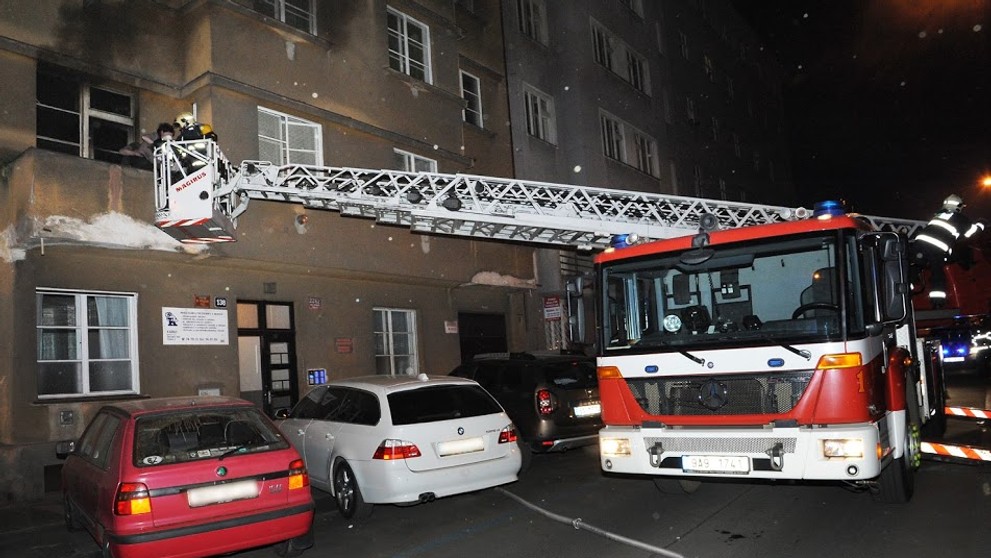 Hasiči museli evakuovat 12 nájemníků, dva plošinou