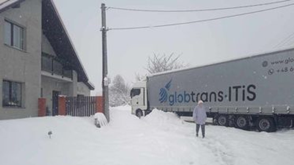Rodině uvízl na zahradě polský kamion (2)