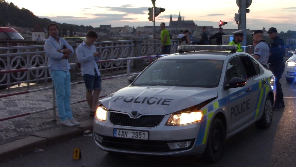 Auto za nimi nedobrzdilo, stejně jako policisté, kteří zastavovali jako třetí