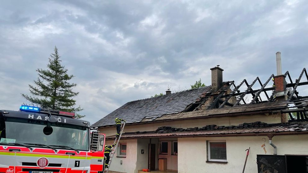 Požár střechy v Šenově