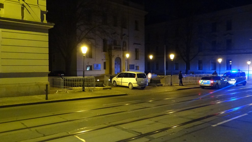 Řidič se s autem ke vchodu neprobojoval - 5