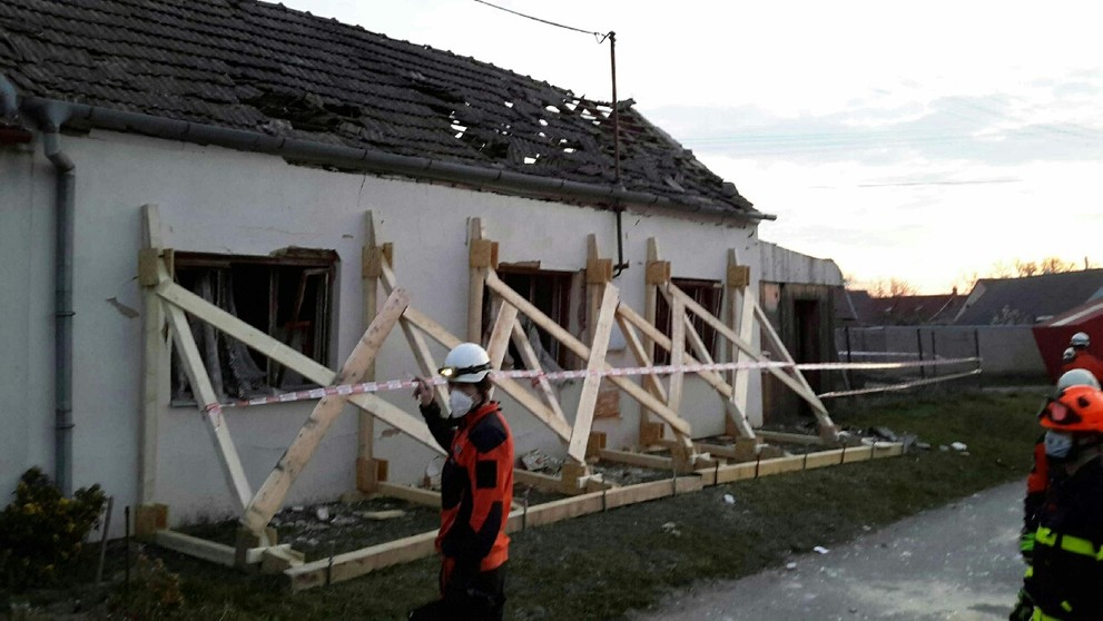 Výbuch plynu poškodil rodinný dům u Brna, bylo třeba ho podepřít - 6