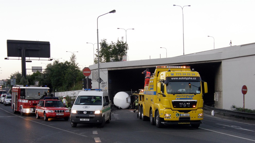 Hasiči začali ve středu vyprošťovat polskou cisternu-5