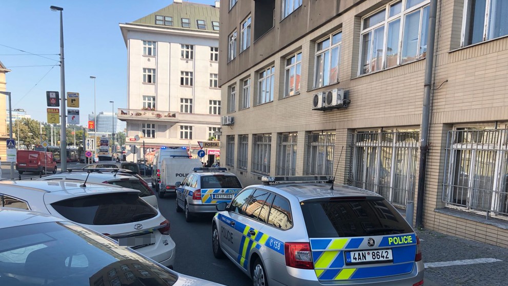 Podezřelý balíček na poště v ulici Kafkova na Praze 6