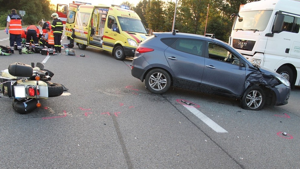 Nehoda motorkáže s osobním automobilem ve Bzenci - 1