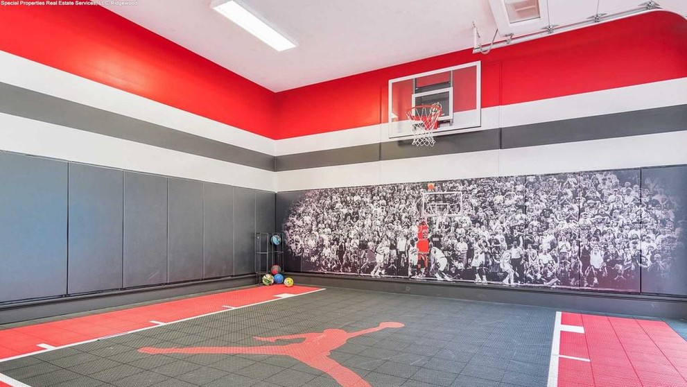 Tady v té místnosti zase basket