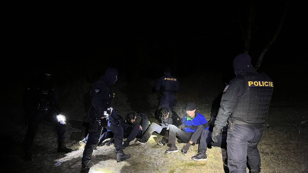 Policie pátrá po několika cizincích