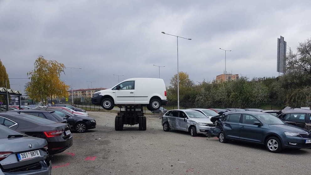 Nákladní auto vjelo do autobazaru, kde nabouralo několik aut - 1