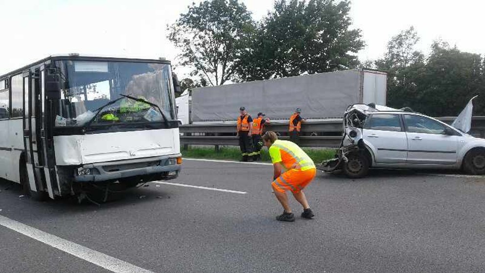 Nehoda osobáku s policejním autobusem - 3