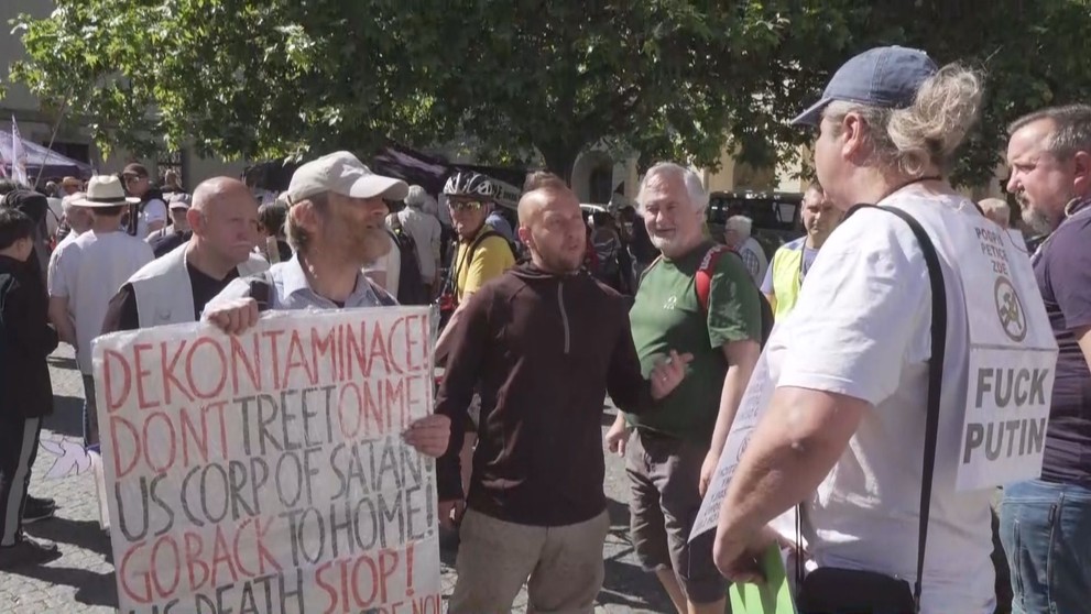 Demonstrace před Poslaneckou sněmovnou