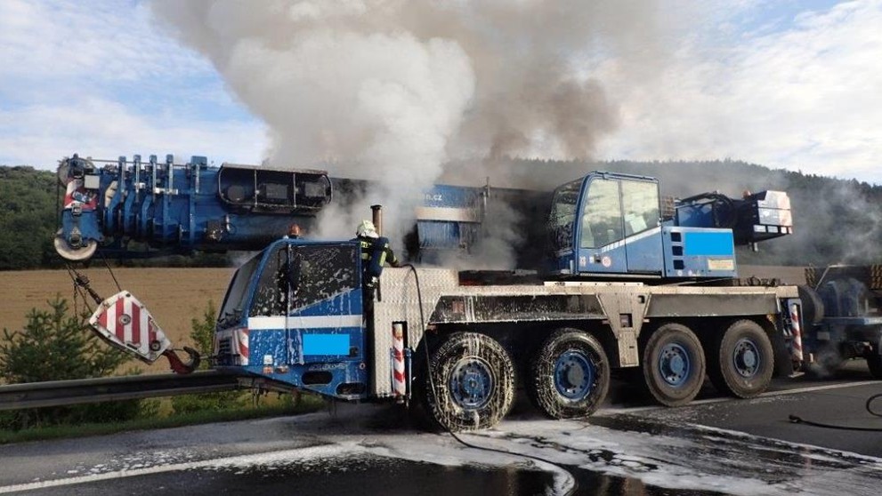 Požár autojeřábu na dálnici D5