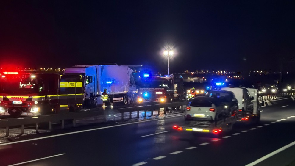 Srážka kamionů na D6