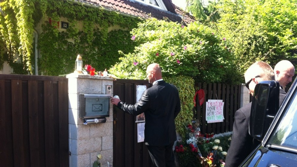 Pohřeb Ivety Bartošové - odjezd od domu - 3