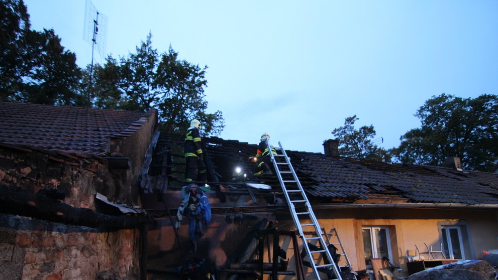 Na Kolínsku hořel rodinný dům, škoda je tři čtvrtě milionu - 15
