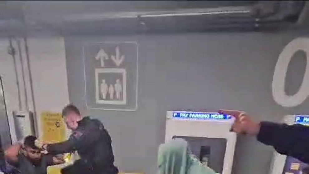 Policista kopal agresivního muže do hlavy (2)