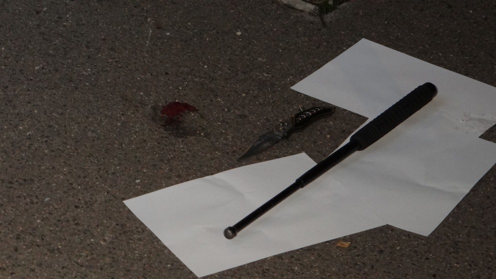 Policistům a strážníkům se venku před záchytkou podařilo agresora odzbrojit a zkrotit