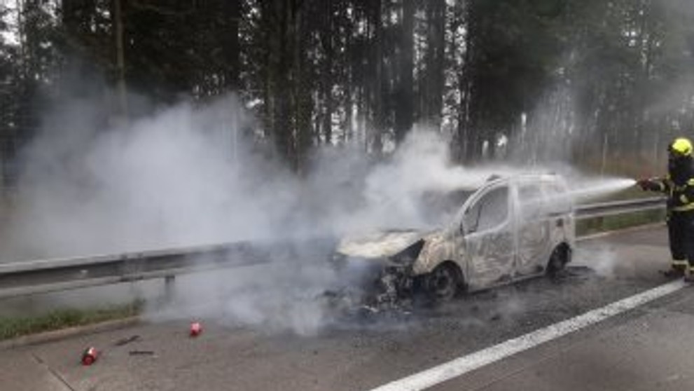 Shořelé auto na D1 3