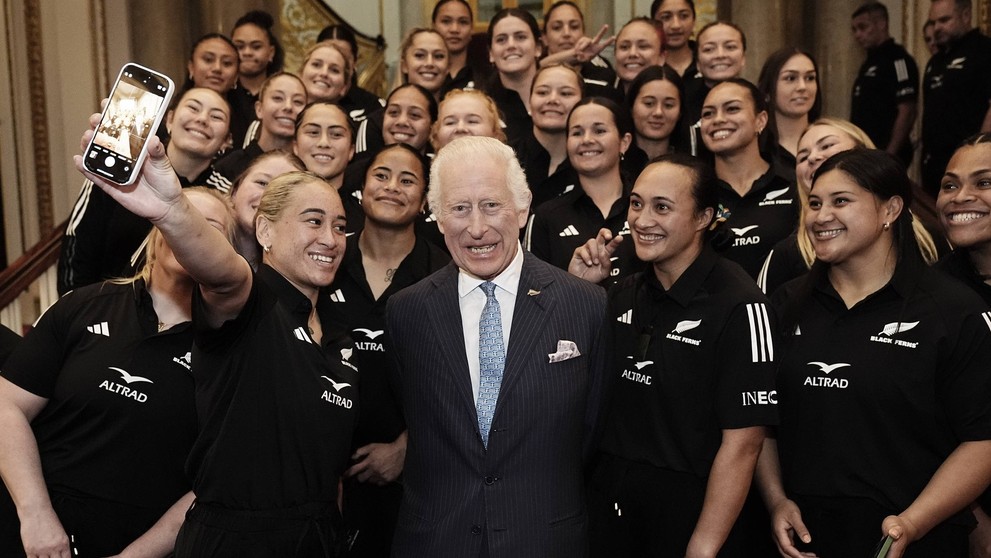 Král Karel III. přivítal v Buckinghamském paláci tým ženské rugbyové reprezentace Black Ferns (1)