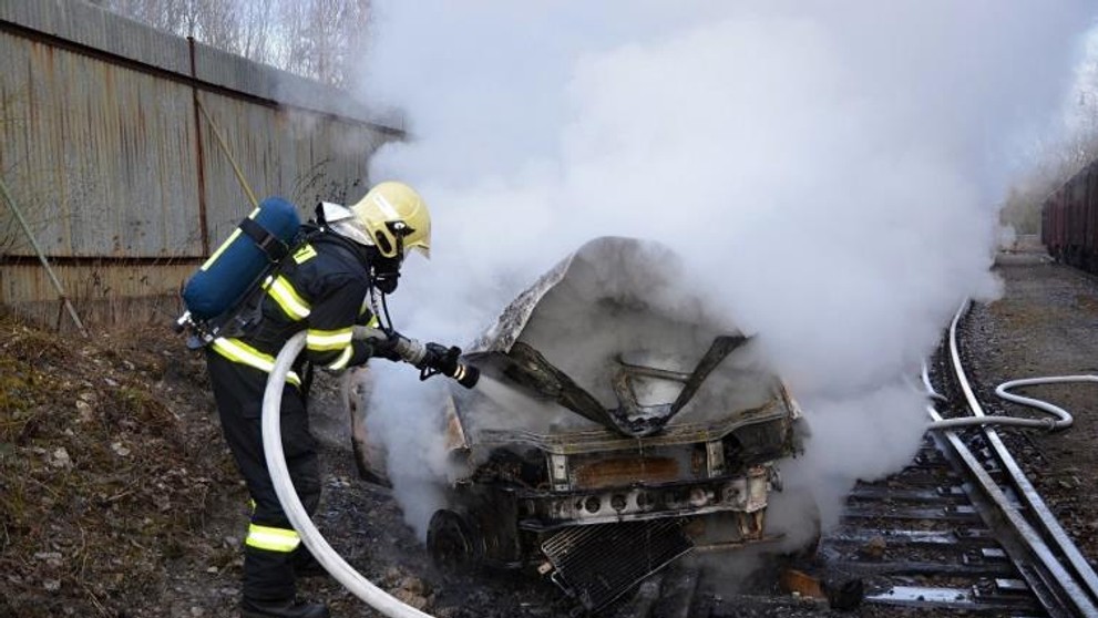 Ukradené auto z kovošrotu uvízlo na kolejích - 3