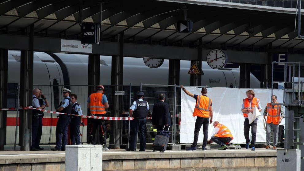 Muž v Frankfurtu nad Mohanem strčil pod vlak chlapce s matkou - 2