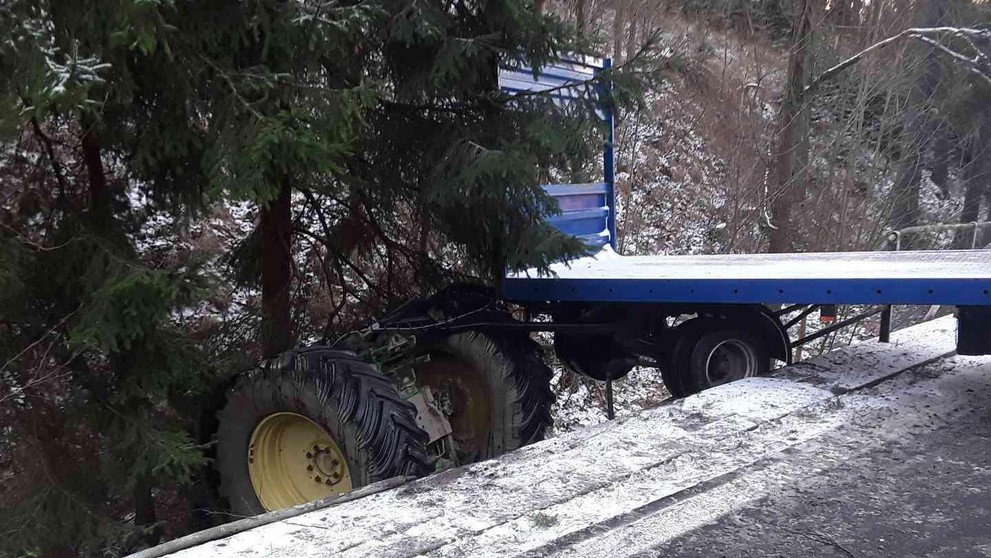 Ledovka na silnicích komplikuje dopravu na Vysočině - 2