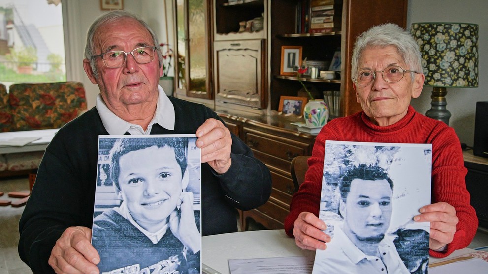 Roland a Mauricette Vinetovi ukazují fotografie svého vnuka Mathisem, který byl jednou z obětí