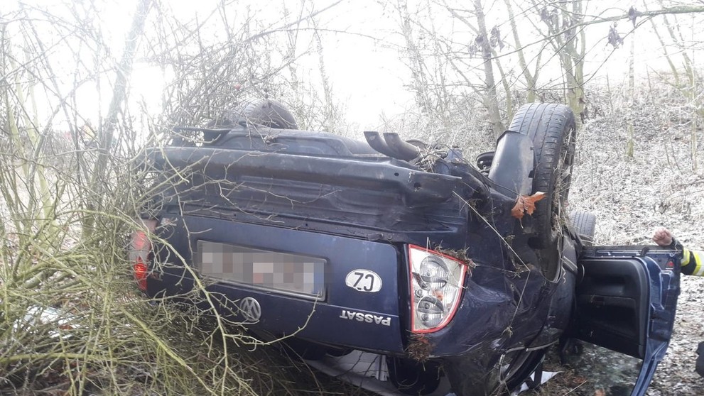 Nehoda automobilu u sjezdu na Slaný - 1