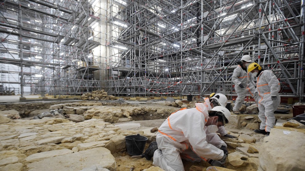 Archeologové v katedrále Notre Dame