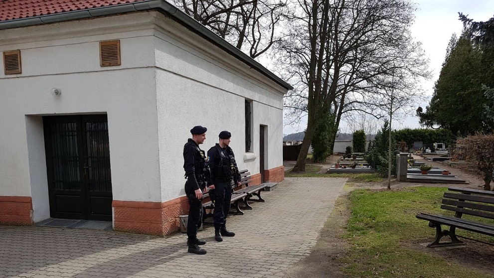 V Čelákovicích hrozil muž přítelkyni i policistům pistolí - 3
