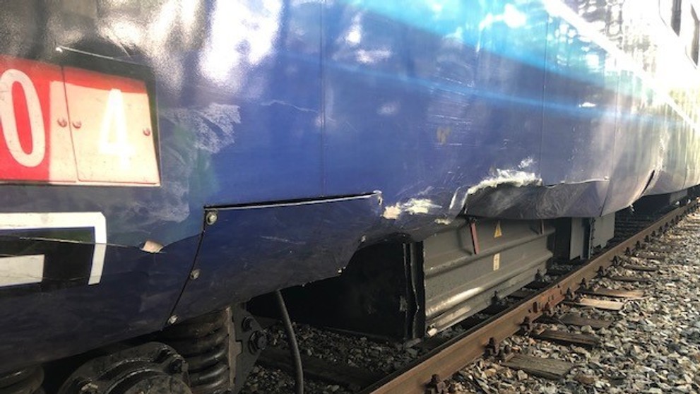 Auto v Chomutově narazilo do jedoucího vlaku - 6