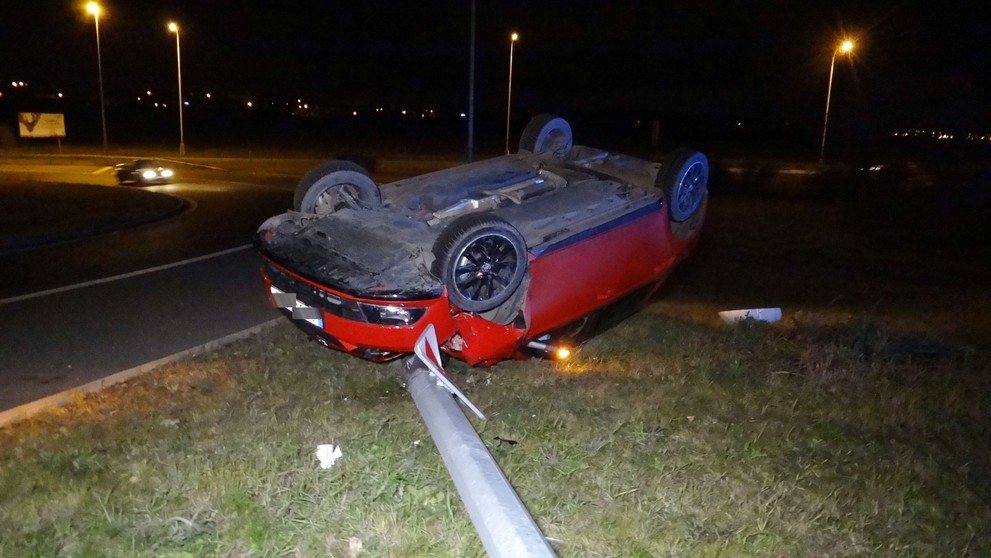 Fabia skončila na střeše, opilý řidič se spolujezdcem v nemocnici