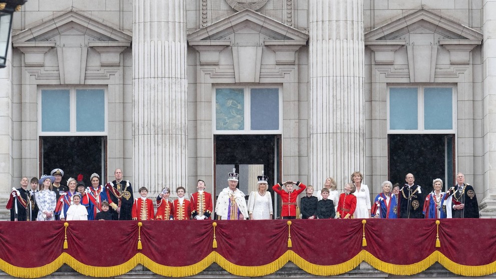 Královská rodina na balkoně Buckinghamského paláce