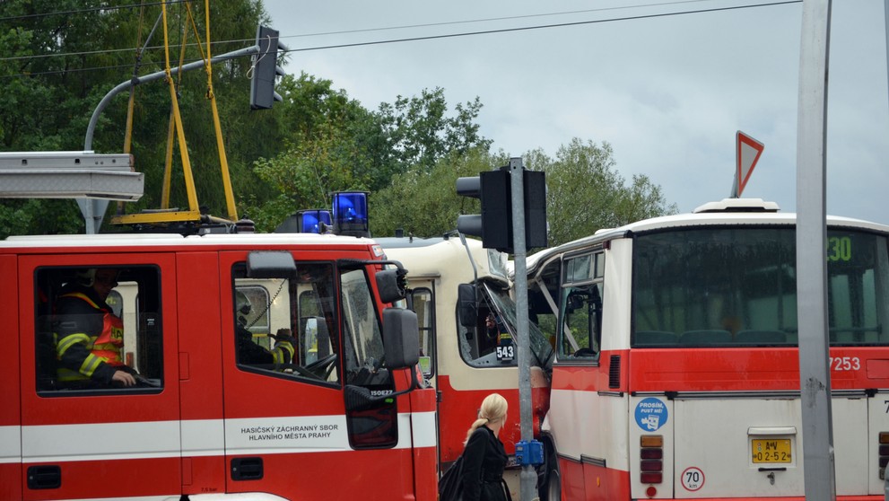 Srážka tramvaje s autobusem na Barrandově - 3