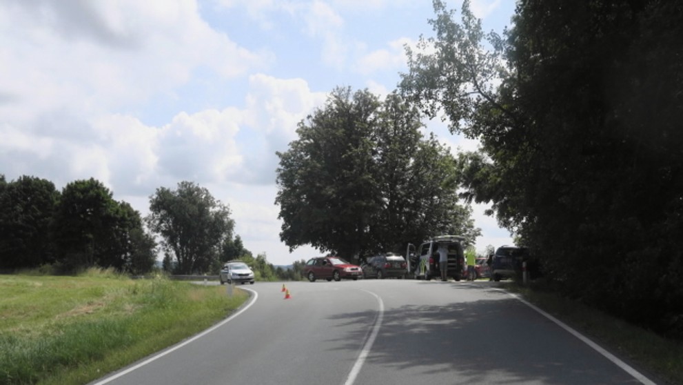 Muž měl autem najet do dvou osob v obci Krásno - 2