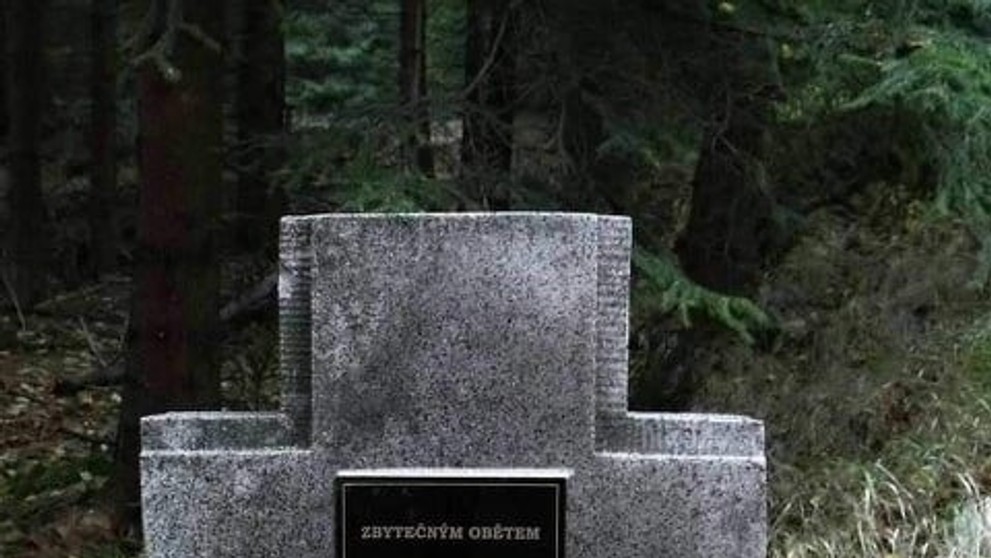 Zničený Pomník zbytečným obětem u Kytlic na Děčínsku - 4