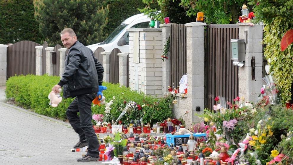 Rychtářův kamarád Standa uklízí květiny a svíčky od domu Bartošové - 1