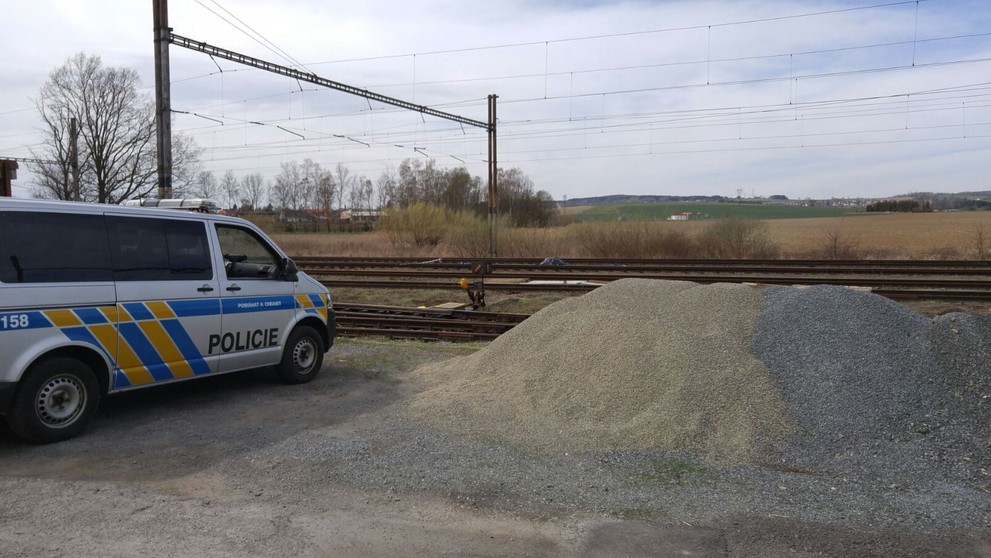 Na trase mezi Plzní a Nepomukem vypadla žena z rychlíku - 1